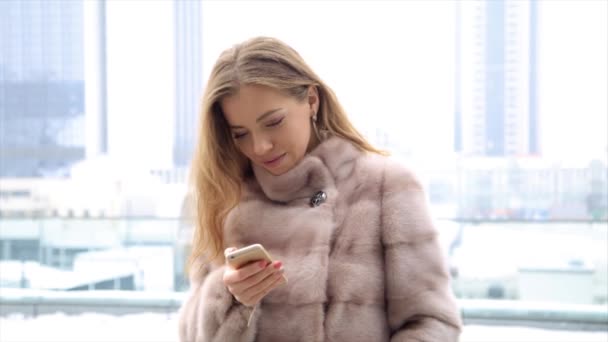 Mulher bonita elegante mensagens de texto no smartphone na cidade — Vídeo de Stock