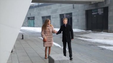 Genç kadın atlar kadar üzerinde tuğla ve yürür genelinde bu, o atlar kapalı içine onun erkek arkadaşının silah ve o taşıyan Her.