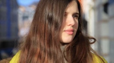 Şehirde zarif güzel kadın.