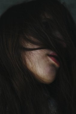 Dramatik Sanatlar girl Tema portresi. Saç rüzgarda uçan ile güzel yalnız kız.