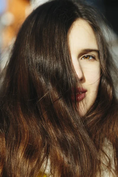 Drammatico ritratto d'arte di un tema femminile. Bella ragazza solitaria con i capelli volanti nel vento . — Foto Stock