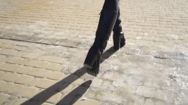 Seksi bacaklar siyah topuklu şehir kentsel sokakta yürürken. İş kavramı.