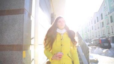 Şehirde zarif güzel kadın.