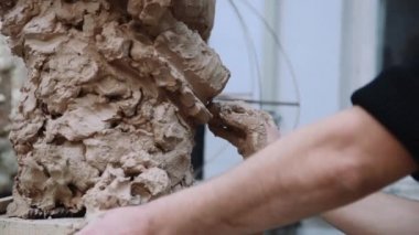 Yüz detayları kafa ayarlama heykel modelleme heykeltıraş topraktan yapılmış.