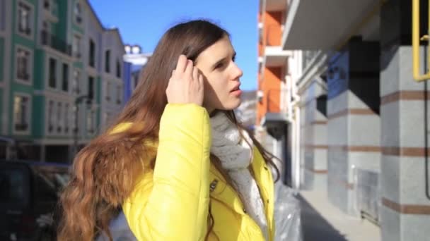 Elegante mujer hermosa en la ciudad . — Vídeos de Stock