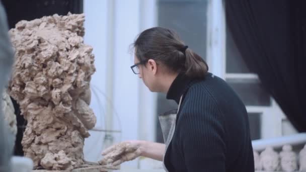 雕刻家造型雕塑调整脸细节头用泥土做成的. — 图库视频影像