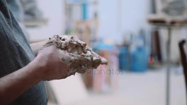 Bildhauer Modellierung Skulptur Anpassung von Gesichtsdetails Kopf aus Ton. — Stockvideo