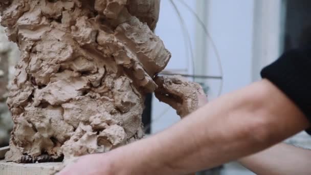 Sochař, modelování sochy úprava obličeje detaily hlavy z hlíny. — Stock video