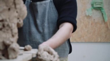 Yüz detayları kafa ayarlama heykel modelleme heykeltıraş topraktan yapılmış.