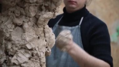 Yüz detayları kafa ayarlama heykel modelleme heykeltıraş topraktan yapılmış.