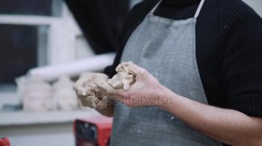 Yüz detayları kafa ayarlama heykel modelleme heykeltıraş topraktan yapılmış.