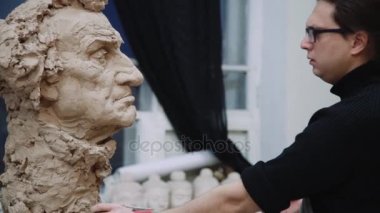 Yüz detayları kafa ayarlama heykel modelleme heykeltıraş topraktan yapılmış.