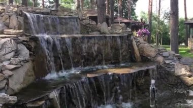 Büyük güzel yapay şelale Park açık havada vuruşta kapatın.