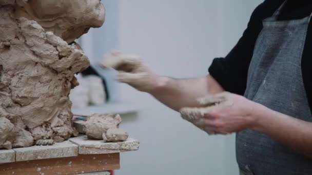 Sculptor modelare sculptură ajustarea detaliilor feței cap din lut . — Videoclip de stoc