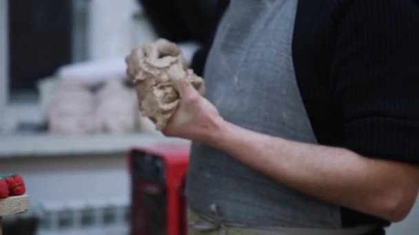 Rzeźbiarz, modelowanie rzeźby regulacja głowicy szczegóły twarzy wykonane z gliny. — Wideo stockowe