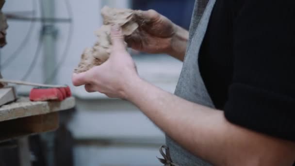 Escultor escultura modelagem ajustando detalhes do rosto cabeça feita de argila . — Vídeo de Stock