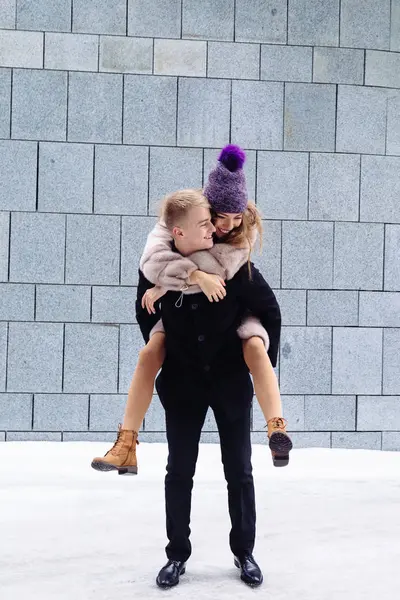 kız arkadaşı bir tatile piggybacking yakışıklı bir adam portresi.