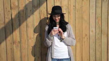 Zarif güzel hipster kadın manifatura smartphone cep telefonu ile kentin