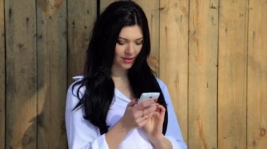 Zarif güzel hipster kadın manifatura smartphone cep telefonu ile kentin