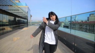 Çatıda açık havada dans mutlu karışık ırk kadın.