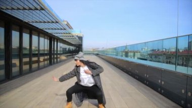 Çatıda açık havada dans mutlu karışık ırk kadın.