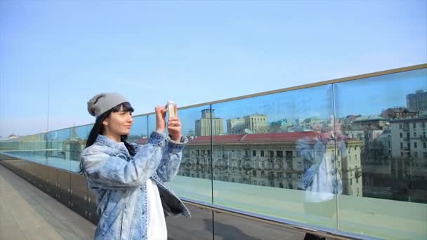 Femme avec smartphone marchant dans la ville faisant des photos de destinations de voyage . — Video