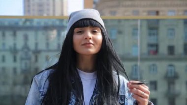 Komik surat kamera için mutlu genç İspanyol latina kadın arıyor yakın çekim.