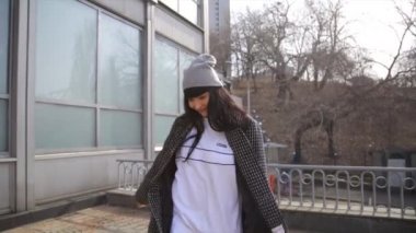 Açık havada ateş çatı steadicam dans mutlu karışık ırk kadın.
