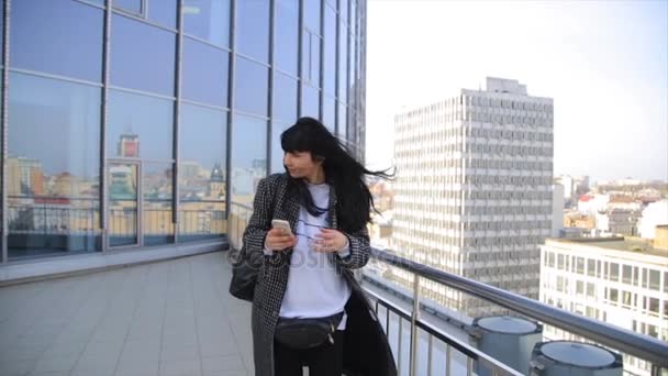 Moda hermosa mujer latina hispana mensajes de texto en el teléfono inteligente caminando en la ciudad . — Vídeos de Stock