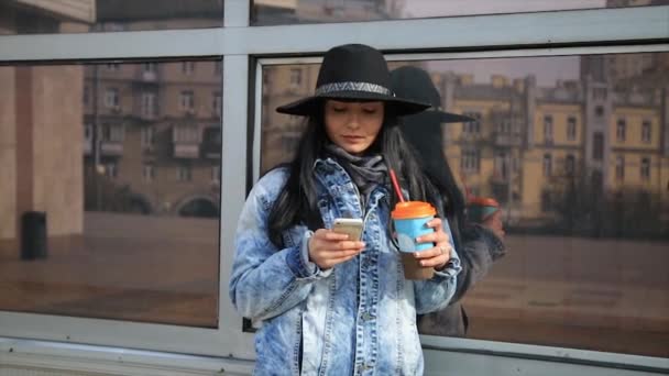 Mode schöne hispanische latina Frau SMS auf dem Smartphone in der Stadt trinken Latte Kaffee. — Stockvideo