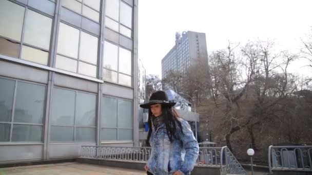 Mode glücklich Frau Touristin zu Fuß in der Stadt. — Stockvideo
