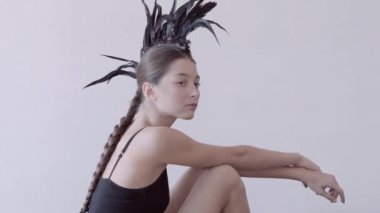 Genç yarış Kafkas kadın moda portre siyah tüy mohawk Aksesuar giyen ile gömlek karışık..
