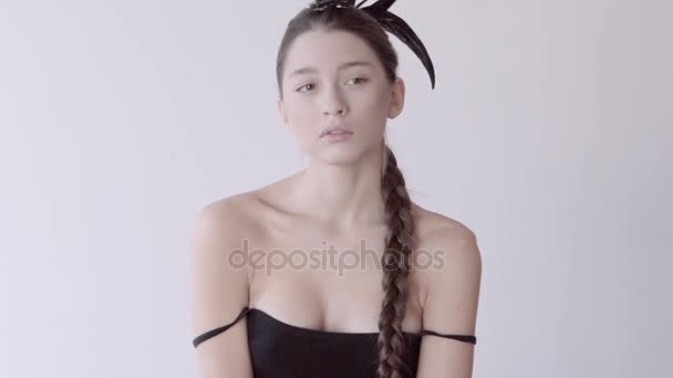 Jong gemengd ras Kaukasische vrouw vogue portret met veer mohawk accessoire dragen zwarte Romper. — Stockvideo