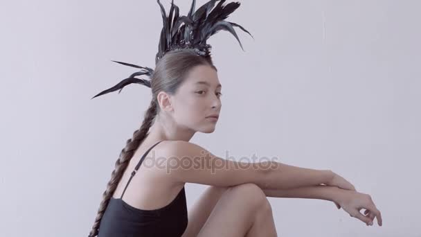 Νέοι μικτή φυλή καυκάσιος γυναίκα vogue πορτρέτο με φτερό mohawk αξεσουάρ φορώντας μαύρο κορμάκι. — Αρχείο Βίντεο