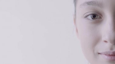 Kamera seyir ve gülümseyen genç karışık ırk kadın yakın çekim.