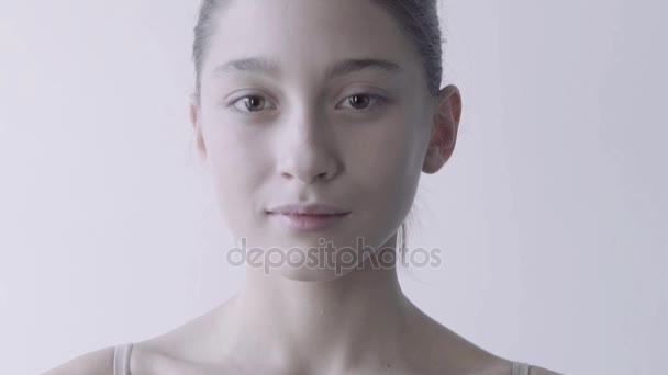 Close up van een jong gemengd ras vrouw kijken in de camera en glimlachen. — Stockvideo