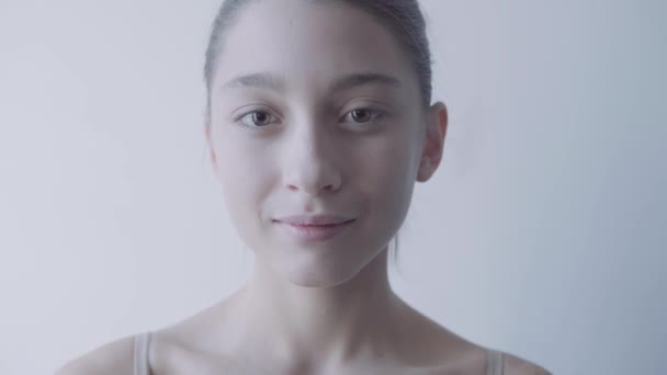 Primo piano di giovane donna di razza mista guardando in macchina fotografica e sorridendo . — Video Stock