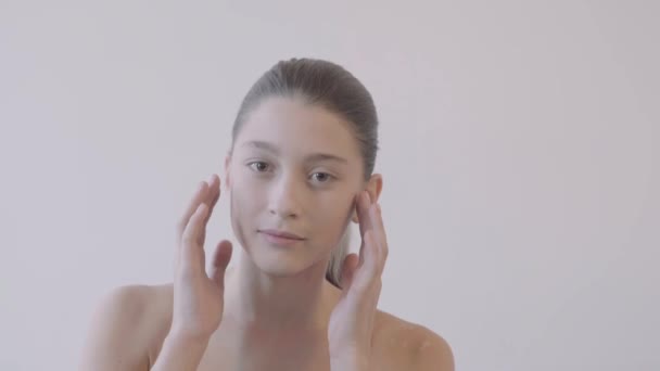 Primer plano Retrato de belleza de cara de mujer con ojos brillantes. Concepto de cuidado de la piel . — Vídeo de stock