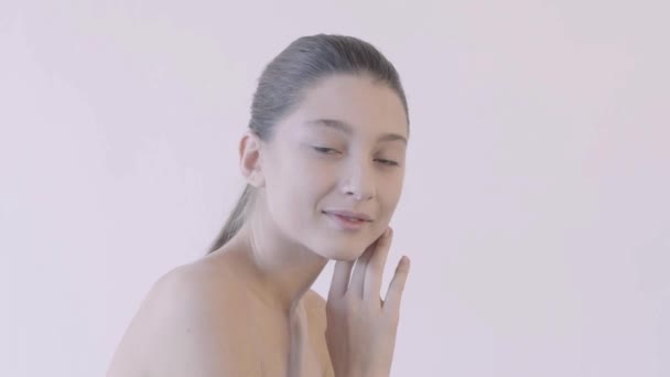 Nahaufnahme Schönheit Porträt einer Frau Gesicht mit hellen Augen. Hautpflegekonzept. — Stockvideo