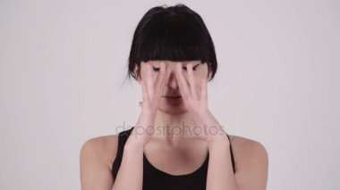 Güzellik Portresi. Güzel İspanyol kadın yüzünü dokunaklı. Mükemmel taze cilt. Saf güzellik modeli kız. Gençlik ve cilt bakım kavramı. Alan metni kopyalayın.