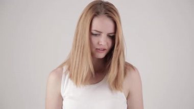 Genç kadın birkaç duygu ifadeleri, açık gri renkli izole gösterilen. Alan metni kopyalayın.