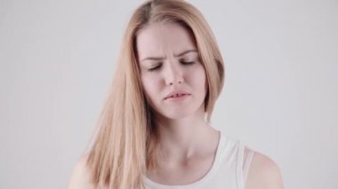 Genç kadın birkaç duygu ifadeleri, açık gri renkli izole gösterilen. Alan metni kopyalayın.