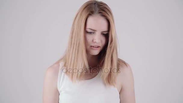 Mladá žena ukazuje několik výrazy emocí, izolované na světle šedém pozadí. Kopírovat text prostoru. — Stock video
