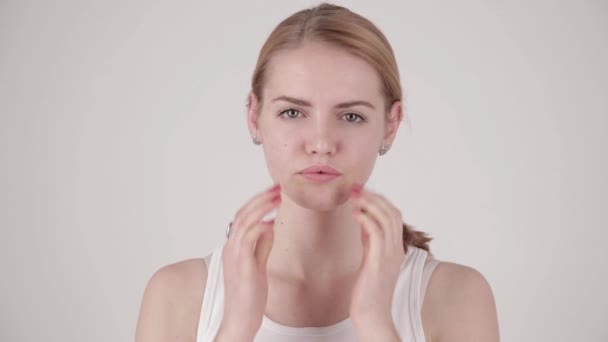 Retrato de Beleza. Mulher bonita Spa tocando seu rosto. Pele fresca perfeita. Conceito de Cuidados da Juventude e da Pele. Texto espaço cópia . — Vídeo de Stock