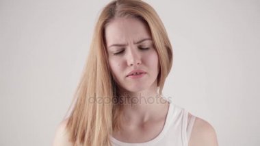 Genç kadın birkaç duygu ifadeleri, açık gri renkli izole gösterilen. Alan metni kopyalayın.