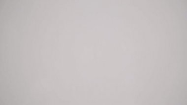 Genç beyaz kadın kamera seyir çerçeve ve gösterilen Hayır kafa sallayarak tarafından gelecek güzel. Açık gri renkli. Alan metni kopyalayın.