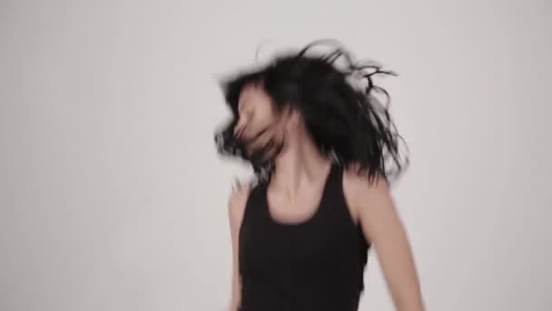Όμορφη Λατίνα Ισπανόφωνος γυναίκα ευτυχισμένη χορού στο ανοιχτό γκρι φόντο. Αντιγραφή κειμένου χώρο. — Αρχείο Βίντεο