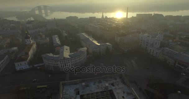 古いヨーロッパ都市キエフ、Ua の空中パノラマ。日の出 2017 街の通り — ストック動画