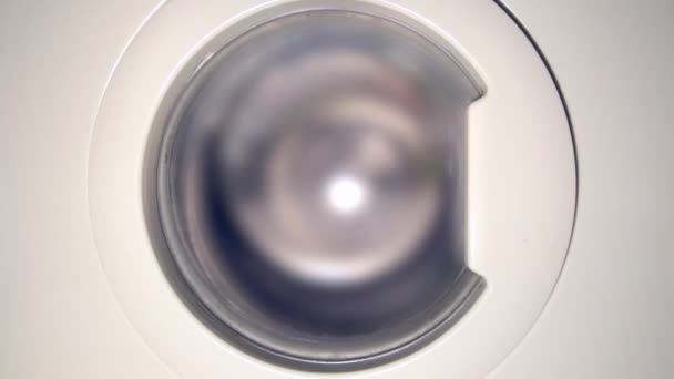 Waschmaschine wäscht bunte Kleidung. — Stockvideo