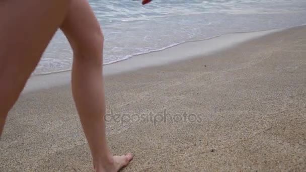 Chica relajada caminando sola en una playa del mar Mediterráneo al atardecer — Vídeos de Stock